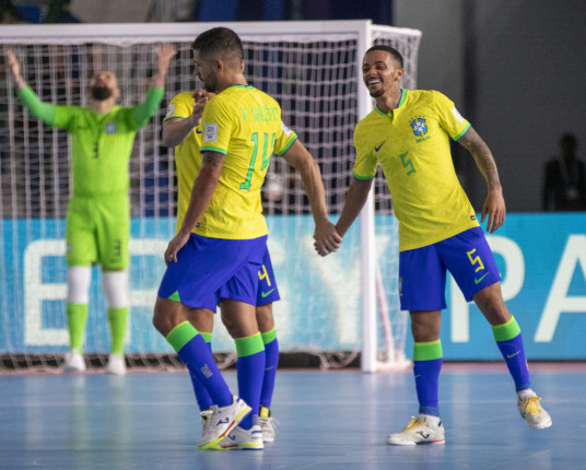 Brasil goleia Costa Rica e avança às quartas de final da Copa do Mundo de futsal