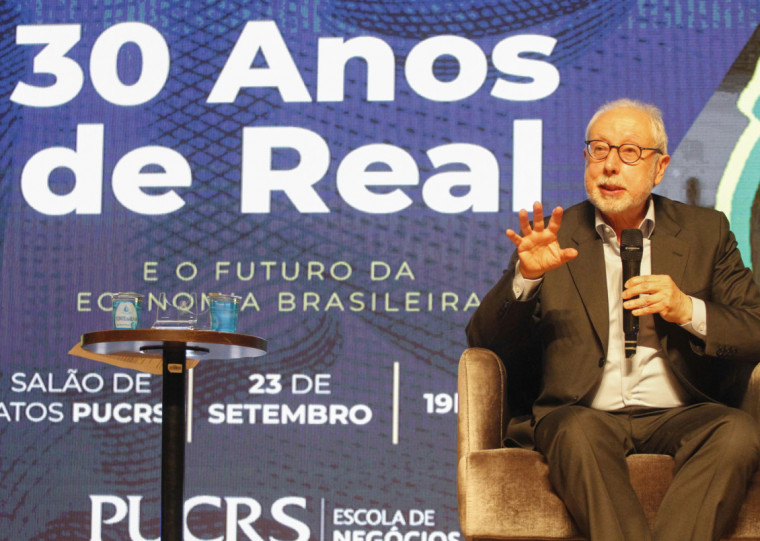 Economista relembrou o período da implementação do Plano Real durante palestra na Pucrs