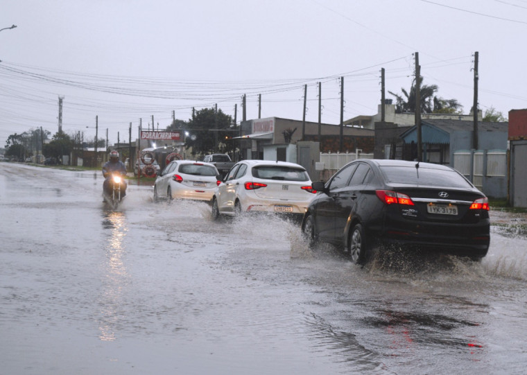 Em Rio Grande, alguns serviços precisaram ser suspensos devido ao grande volume de precipitação