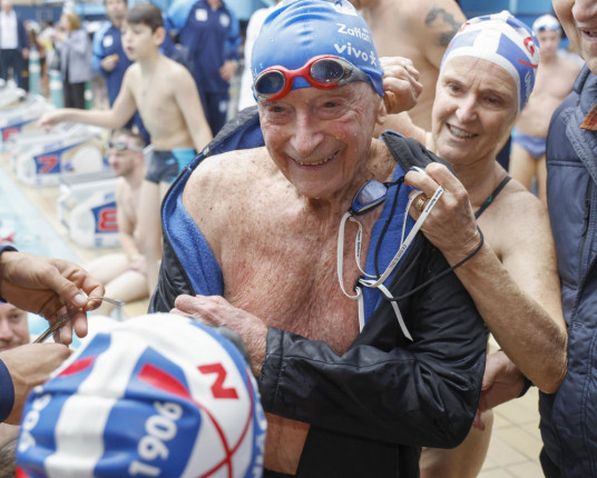 Perto de completar 100 anos, Anton Karl Biedermann quebra recorde mundial de natação