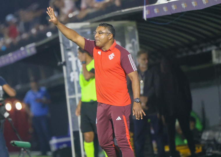 Favorito frente ao rubro-negro baiano, técnico Roger Machado pode rodar o elenco