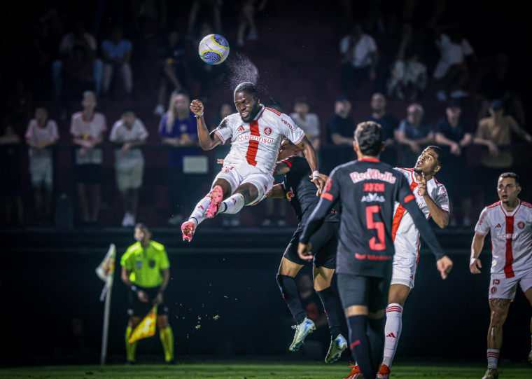 Valencia voltou a marcar e garantiu o empate colorado em Bragança Paulista 