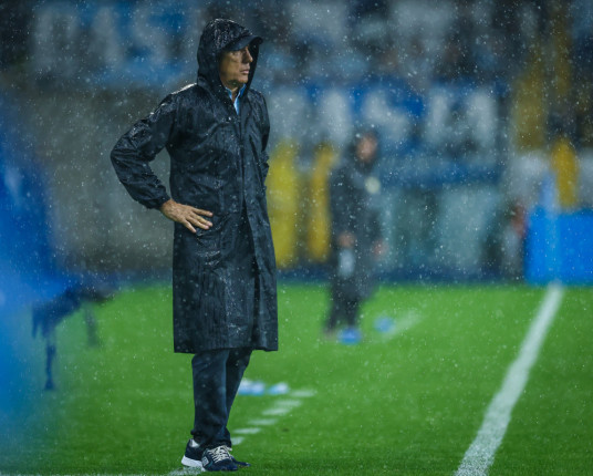 Com a corda no pescoço, Grêmio encara o líder Botafogo sem Portaluppi