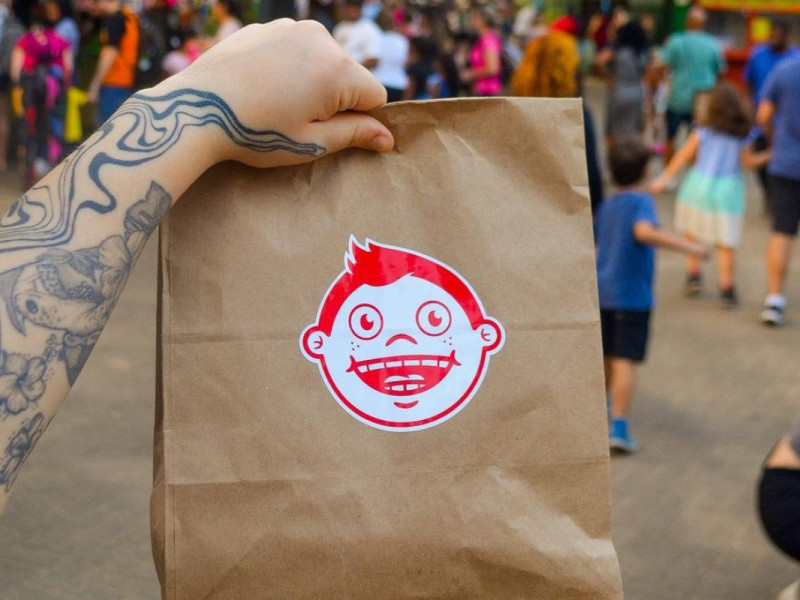 A marca tem como objetivo aproximas os jovens do xis, lanche tradicional do RS Foto: BOM GAROTO/INSTAGRAM/REPRODUÇÃO/JC
