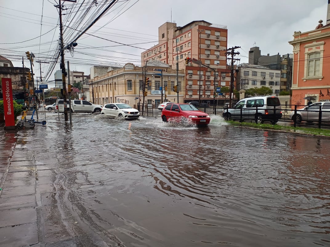 A esquina da avenida João Pessoa com a Venâncio Aires ficou tomada por água | Luciane Medeiros/Especial/JC