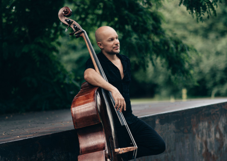 Gili volta a Porto Alegre, em meio a um ano de maratona de shows em diversos países 