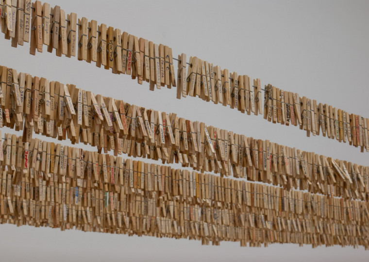 'Voc&ecirc; me d&aacute;  a sua palavra' &eacute; obra central da exposi&ccedil;&atilde;o 'Word, Work, World', na qual a artista Elida Tessler explora conex&otilde;es entre a linguagem cotidiana e a arte
