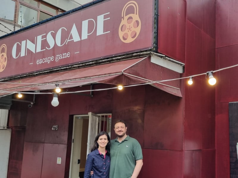 Fernanda e Giordano Jobim, empreendedores do Cinescape, escape game no bairro Mont'Serrat Foto: ST&Eacute;FANI RODRIGUES/ESPECIAL/JC