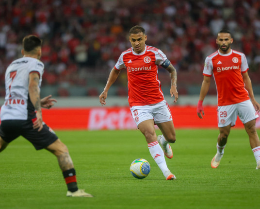 Inter bate Vitória por 3 a 1 e chega a oito jogos invicto no Brasileirão