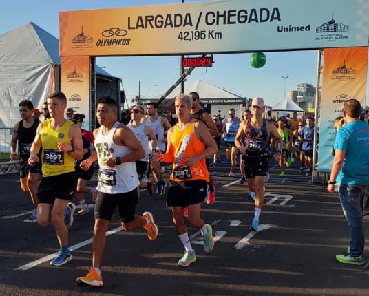 Maratona Internacional de Porto Alegre homenageia resiliência do povo gaúcho