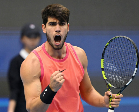 Alcaraz e Medvedev vencem e vão se enfrentar em Pequim; Sinner também avança