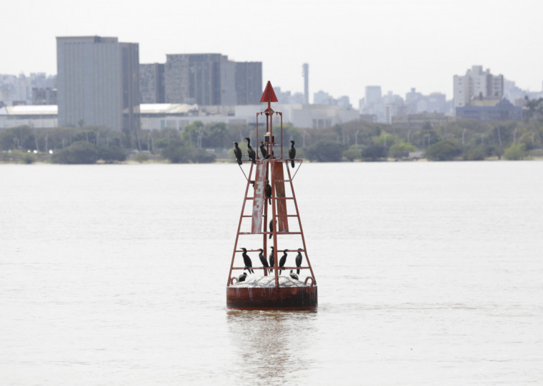 Banco de areia é muito distante do canal de navegação (foto) e não oferece qualquer risco 