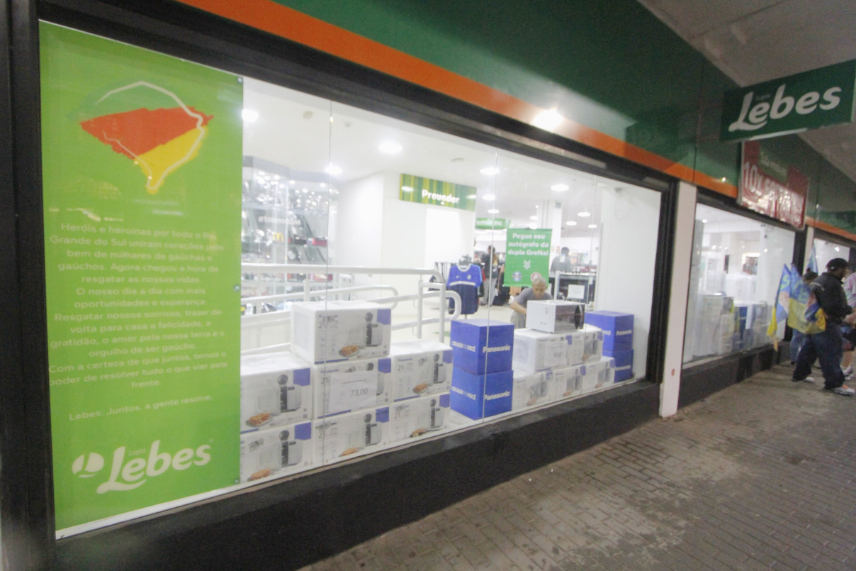 Manifesto enaltecendo os ga&uacute;chos foi estampado na vitrine da filial; a fachada tem mega bandeira | EVANDRO OLIVEIRA/JC