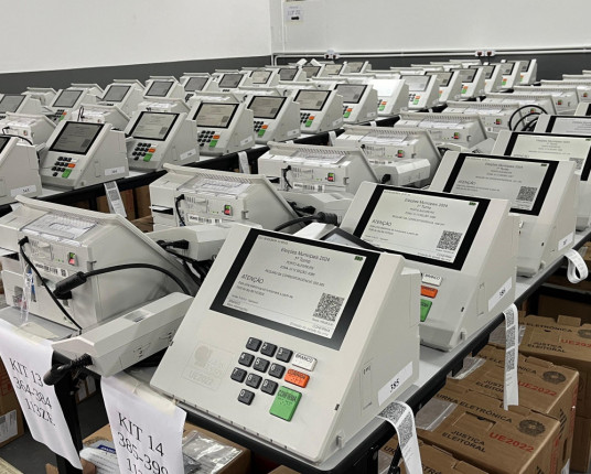 Urnas começam a ser distribuídas nas seções eleitorais nesta sexta-feira