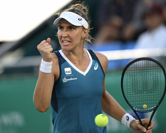 Bia Haddad vence nas duplas e avança às quartas de final em Pequim