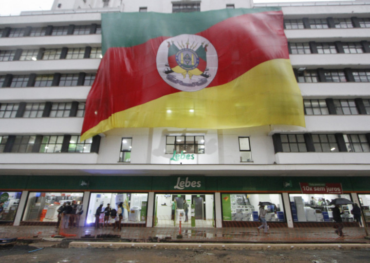 Megaloja, que foi atingida pela cheia e passou por revitalização, tem ainda bandeira do RS