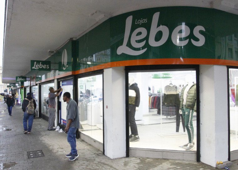 Uma das lojas atingidas foi a Lebes do Centro Histórico, que teve danos no primeiro piso