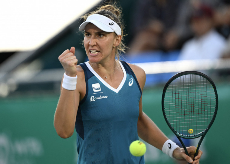 Bia voltou à quadra na capital chinesa nesta terça após deixar a chave de simples
