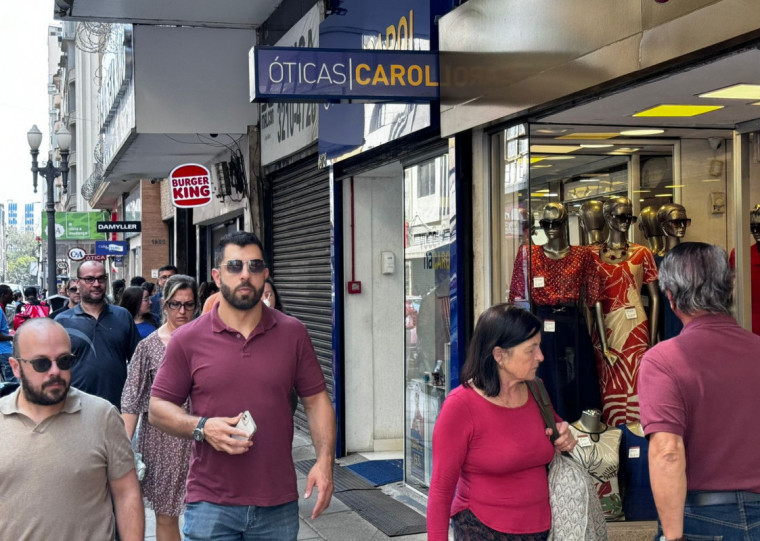 Comércio de rua poderá operar em horários definidos pela própria empresa 