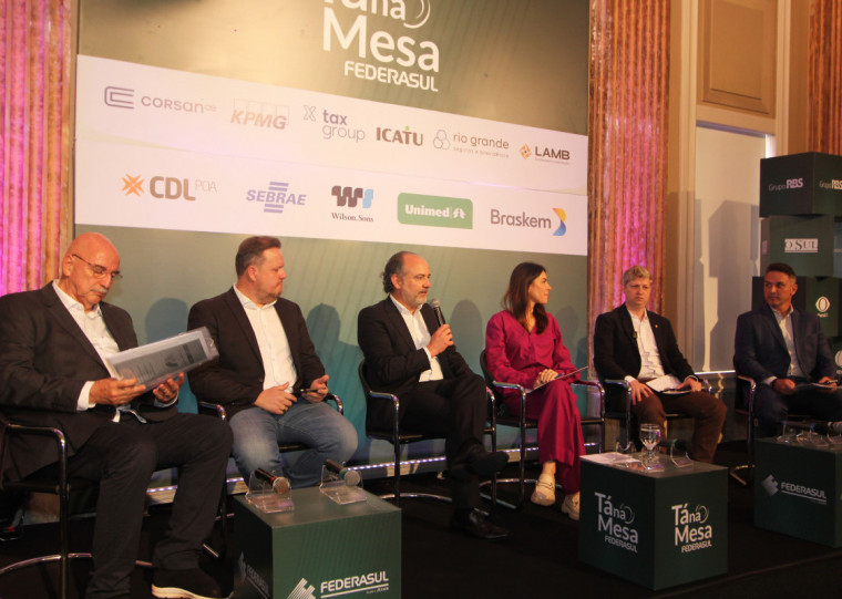 Osmar Terra (MDB), Covatti Filho (PP), o presidente da Federasul, Rodrigo Sousa Costa, Any Ortiz (Cidadania),  Marcel Van Hattem (Novo) e Tenente-Coronel Zucco (PL) participaram do Tá na Mesa 
