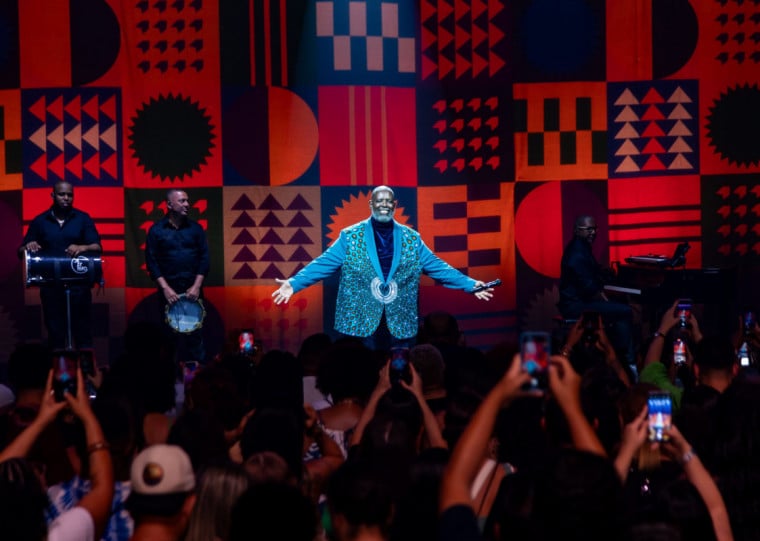 Cantor sobe ao palco do Auditório Araújo Vianna nesta sexta (4)