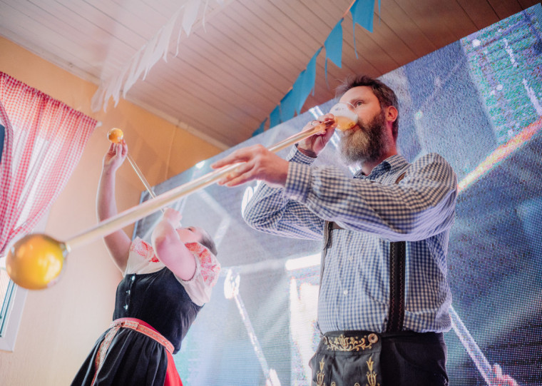 Competição de chope a metro é uma das atrações dos jogos germânicos