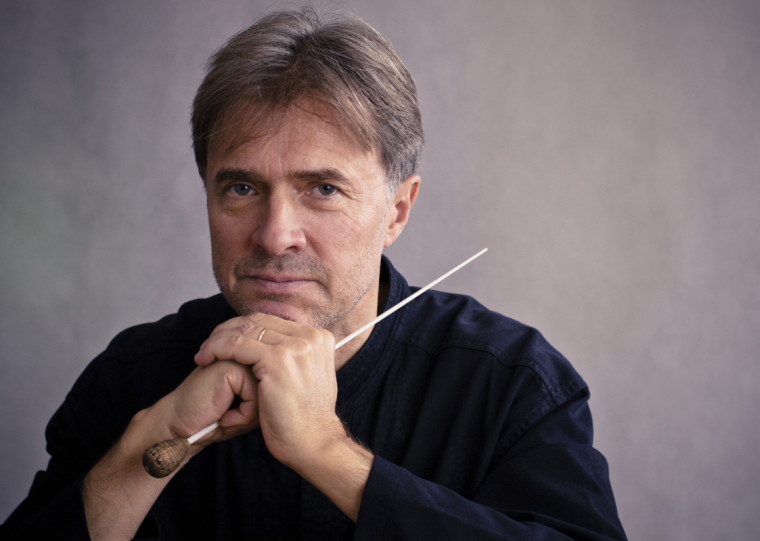 Maestro polonês Paweł Przytocki rege a Orquestra pela primeira vez no sábado (5)