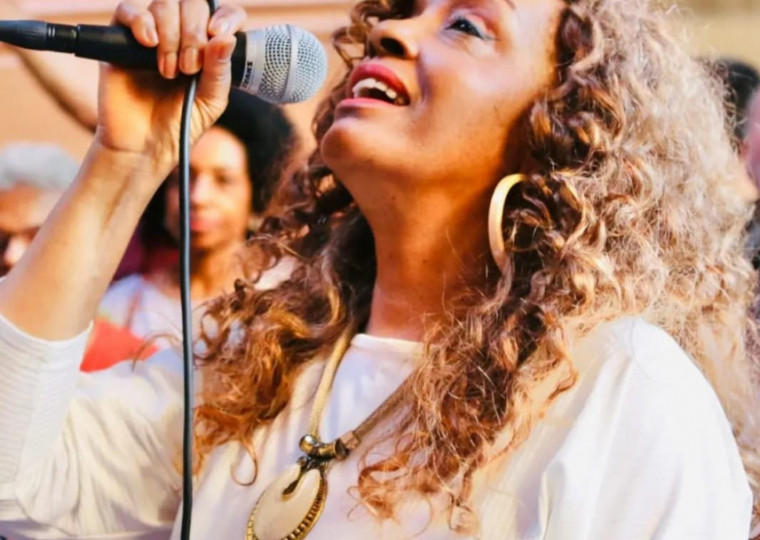 Projeto com entrada franca ocorre no final do dia da votação municipal do primeiro turno e conta com show de Maria do Carmo Carneiro