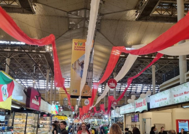 Decora&ccedil;&atilde;o em tons da gigante de refrigerante est&aacute; por todo o Mercado P&uacute;blico
