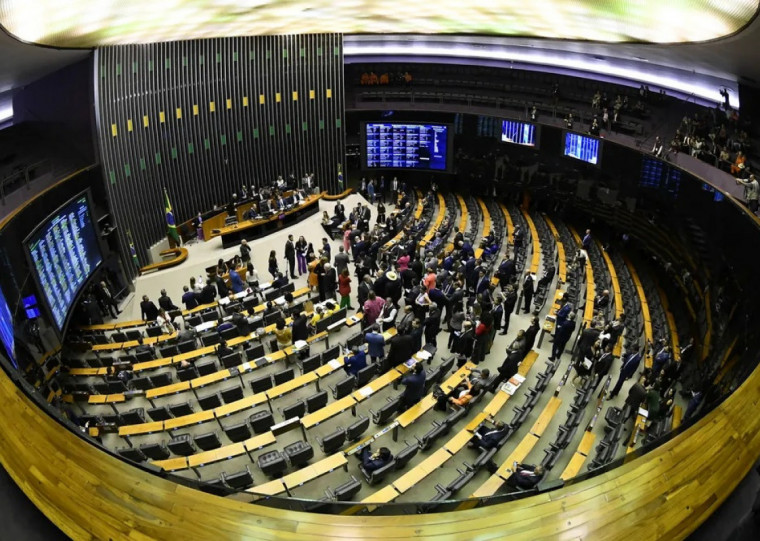 Com a aprovação na CCJ, a proposta segue para uma comissão especial antes de seguir para votação em plenário