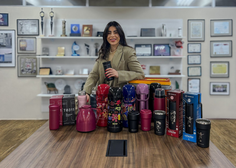 Natalie, com coleções e copo térmico com superfície total para beber: colaboração do público