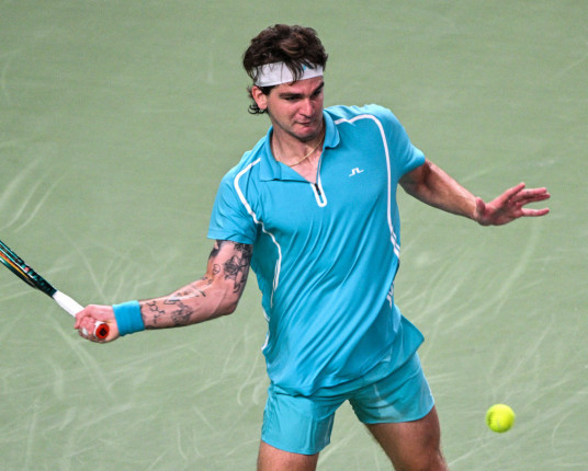 Wild perde de Medvedev em Xangai e Bia Haddad cai nas duplas em Pequim