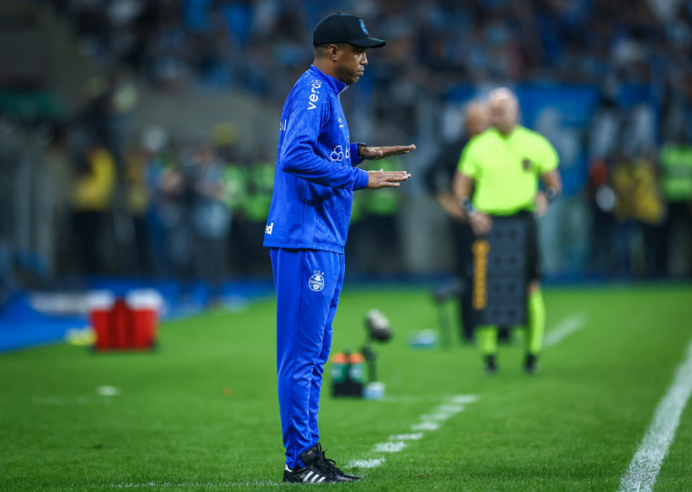 Com Portaluppi suspenso, auxiliar Marcelo Salles comandou a equipe na Arena