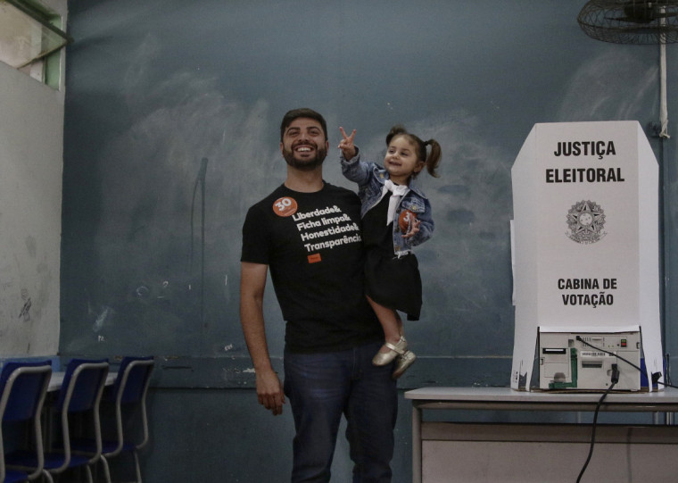 Felipe Camozzato, que representa o Partido Novo na disputa pela prefeitura de Porto Alegre, votou no início da manhã deste domingo