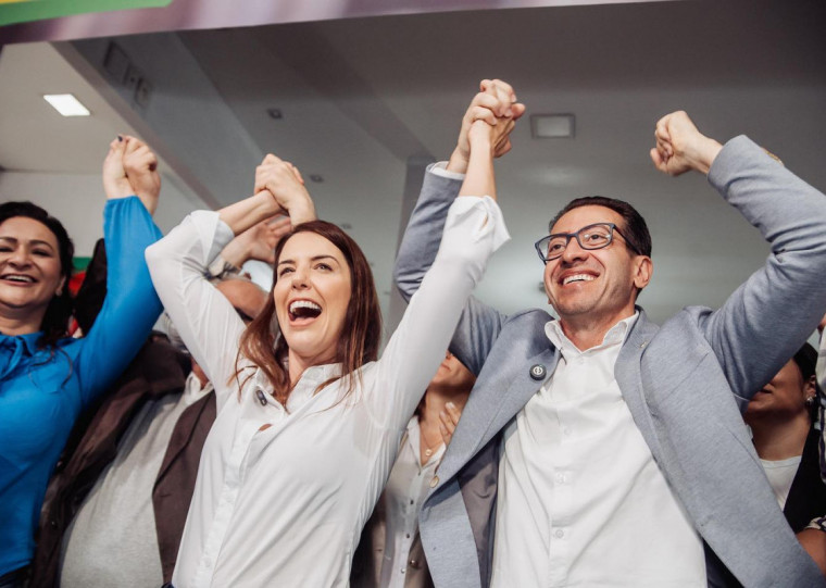 Atual prefeita (c) obteve novo mandato na prefeitura da cidade