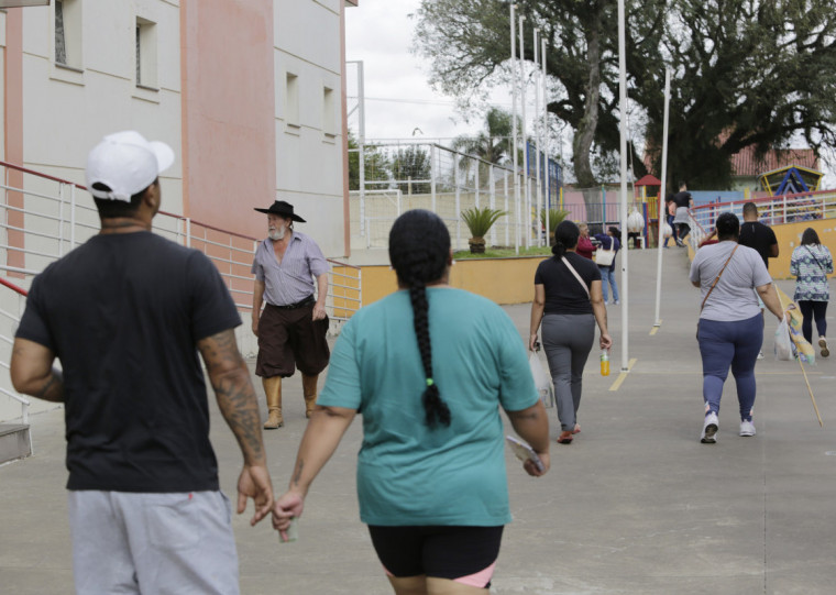 Movimento de eleitores nas seções eleitorais. Prefeitura de Porto Alegre.