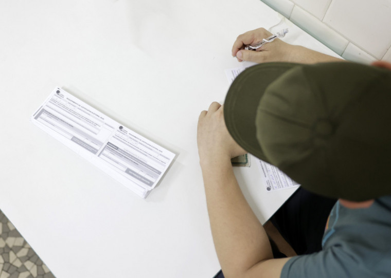 A justificativa pode ser apresentada presencialmente em um cartório eleitoral, pelo aplicativo e-Título ou nos sites do Tribunal Superior Eleitoral (TSE) e dos tribunais eleitorais dos estados