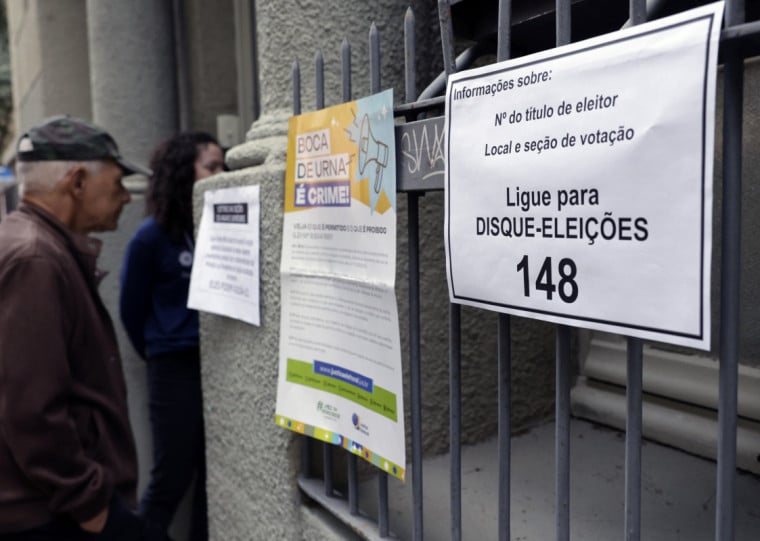 A verificação pode ser feita pelo aplicativo e-Título, ou pelo Portal de Autoatendimento Eleitoral, na opção "Onde Votar". Também é possível realizar a consulta pelo telefone 148.