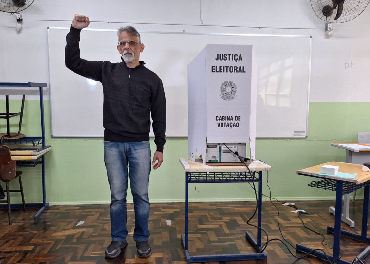 Candidato do Partido da Causa Operária (PCO) à prefeitura de Porto Alegre, Cesar Pontes votou pela manhã