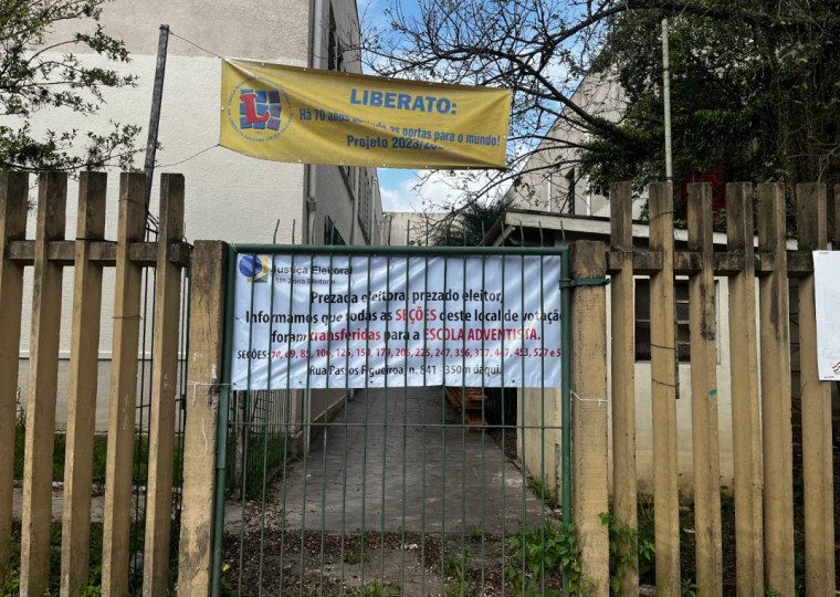 Uma faixa informa onde os eleitores devem se dirigir para votar neste domingo