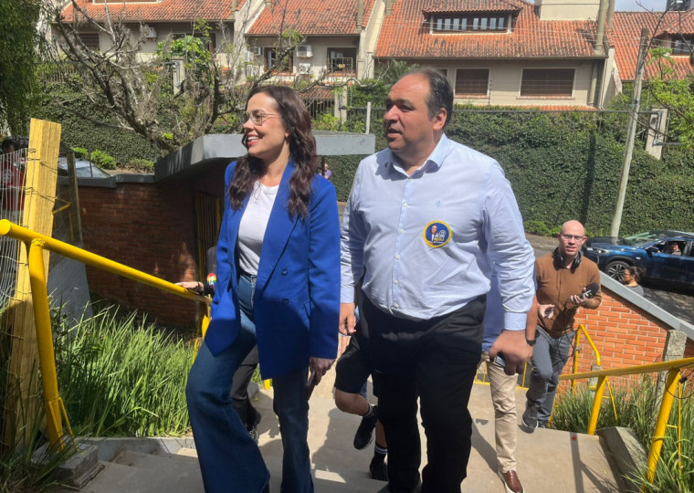 Representante do PDT na disputa, candidata Juliana Brizola chegou às 10h33min acompanhada do vice na chapa, Dr. Thiago