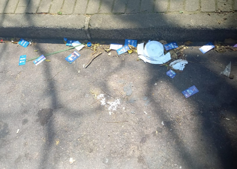 Em Cachoeirinha, materiais de campanha foram espalhados pelas calçadas