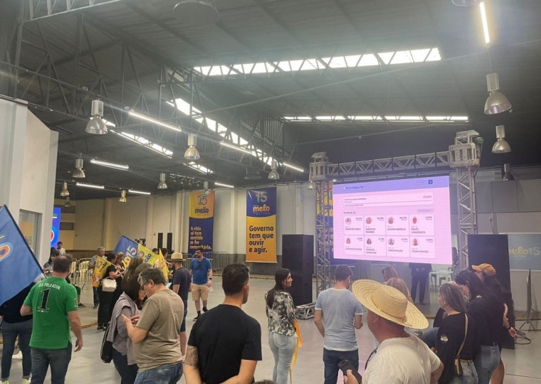 Apoiadores de Sebastião Melo acompanham apuração