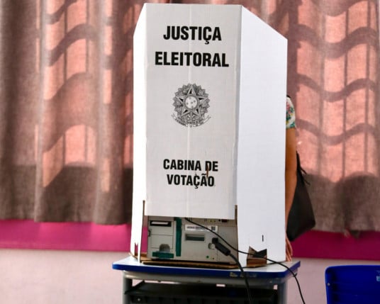 Cerca de 34 milhões de eleitores de 51 municípios devem ir às urnas neste domingo