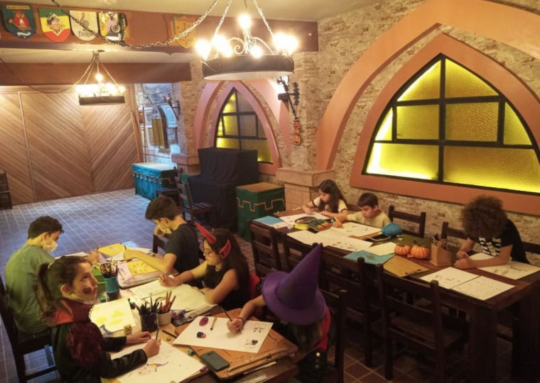 A atividade convida crianças de 8 a 12 anos a criarem pinturas e desenhos em uma sala secreta no Centro Cultural 25 de Julho Porto Alegre