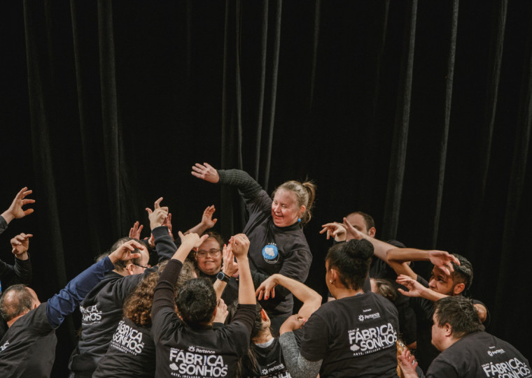 No palco do Teatro do CIEE-RS, pessoas com e sem deficiência apresentam espetáculo CORPOMUNDO
