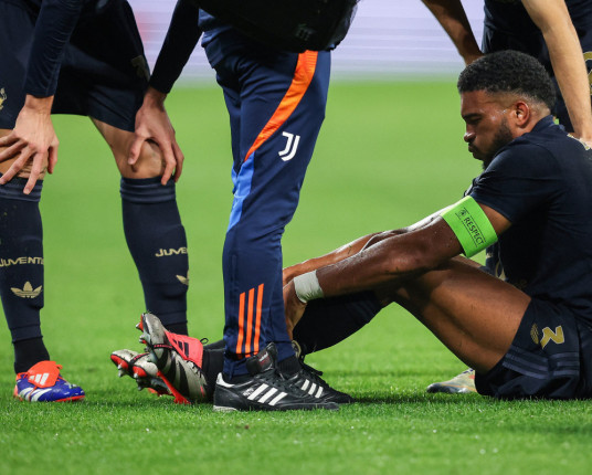 Bremer passa por cirurgia no joelho e tem volta prevista para seis meses