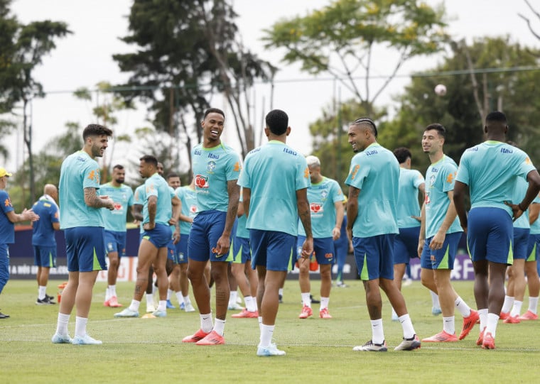 Seleção brasileira visita os chilenos precisando da vitória para subir na tabela