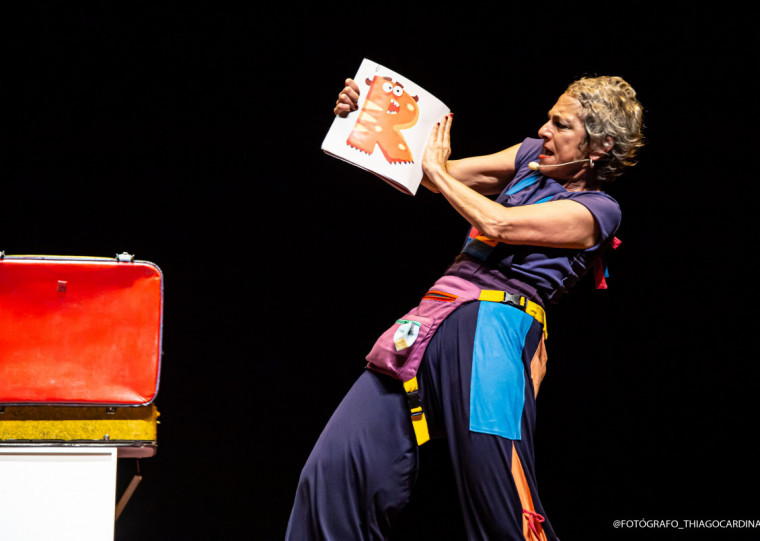 Baile das Letrinhas, peça de Deborah Finocchiaro, propõe uma abordagem poética e lúdica para a questão da diversidade, a partir das letras do alfabeto