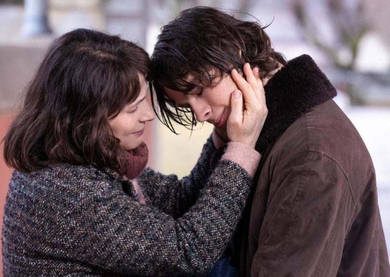 Paul Kircher e Juliette Binoche interpretam mãe e filho no longa, que explora as emoções turbulentas da adolescência e complexidade das relações familiares